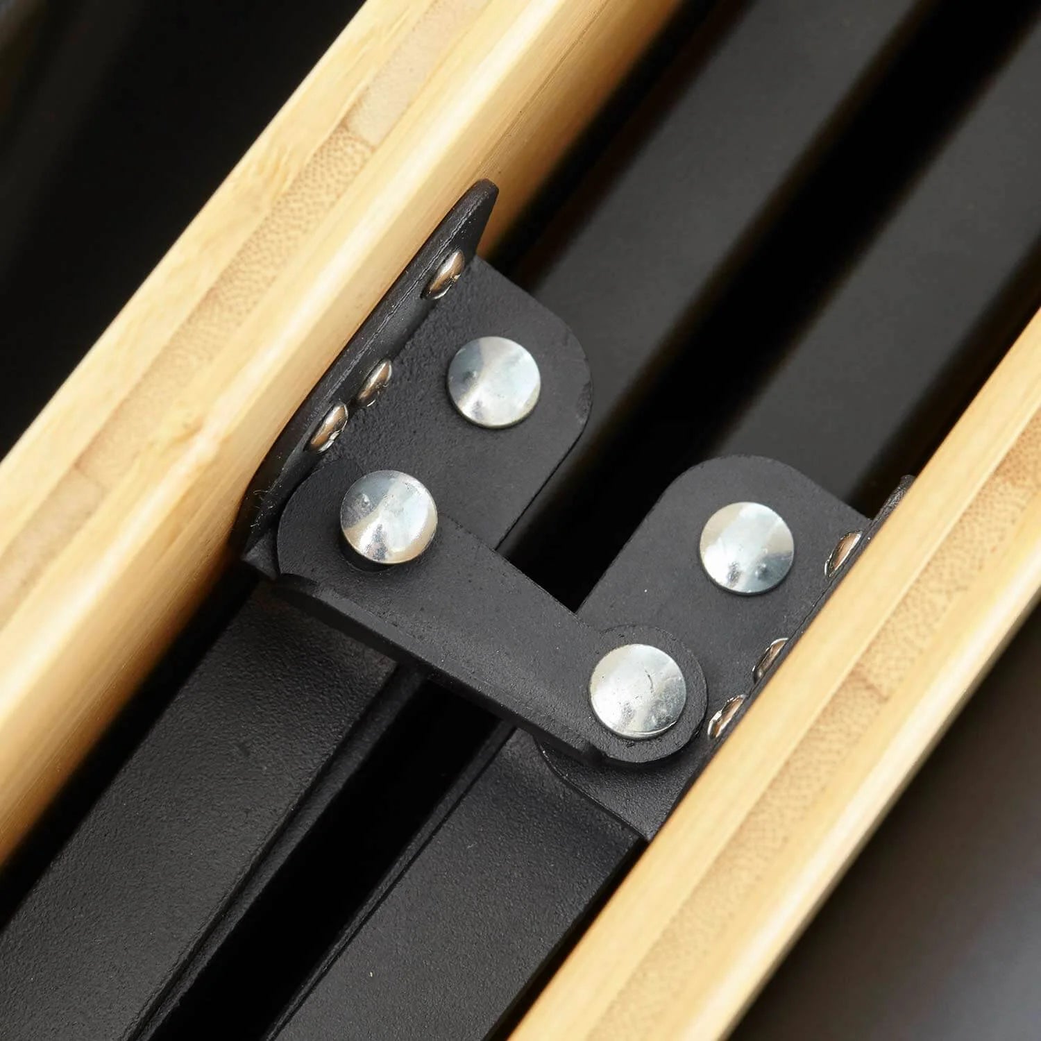 Vickywood kampeertafel van bamboo en aluminium